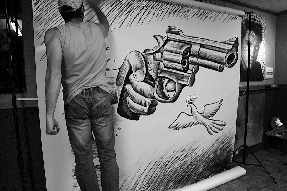 920x613 Ben Heine Art And Music Blog Anamorphic Pencil Vs Camera - 3d Gun Drawing