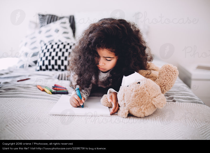 800x583 african american little girl drawing with crayons - African American Girl Drawing