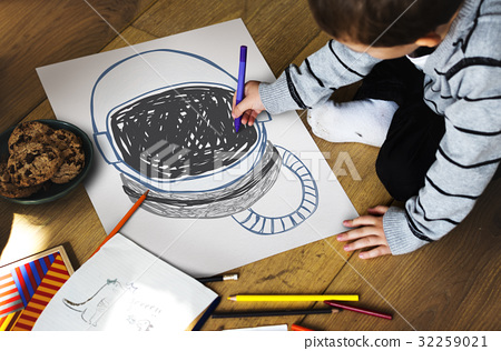 450x316 child with a drawing of astronaut helmet - Astronaut Helmet Drawing