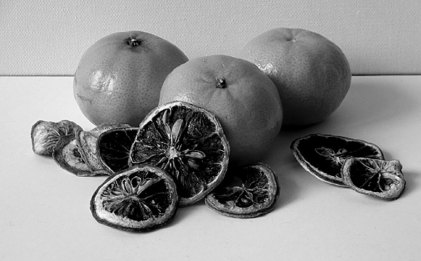 600x372 How To Draw A Still Life With Charcoal - Black And White Still Life Drawings