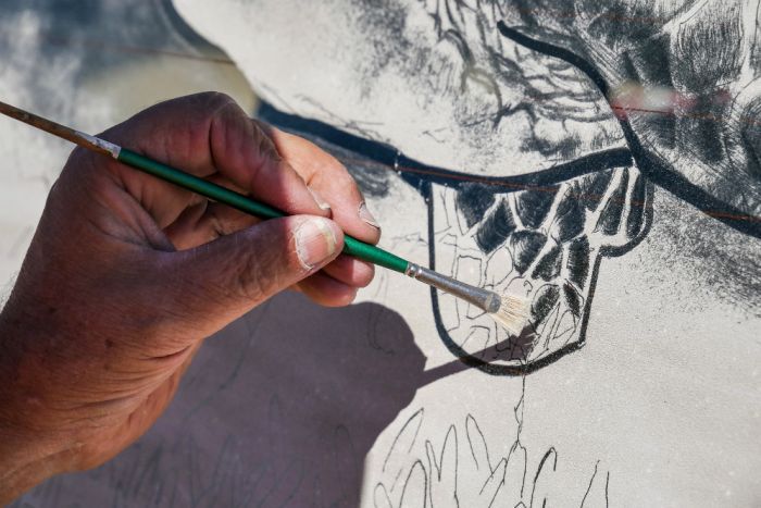 700x467 Artist Dubbed 'da Vinci Of Dirt' Creates Works On Dirty Car - Car Window Drawing