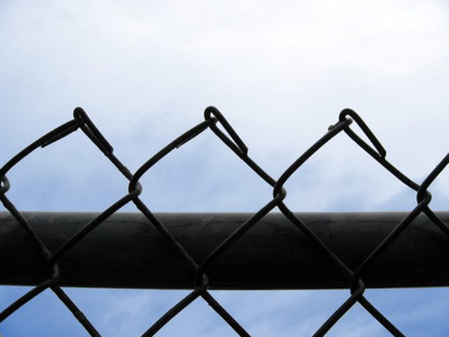 640x480 How To Draw A Chain Link Fence Ehow - Chain Link Fence Drawing