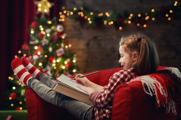 600x400 Christmas Girl Sitting On The Sofa Drawing Stock Photo Free Download - Christmas Girl Drawing