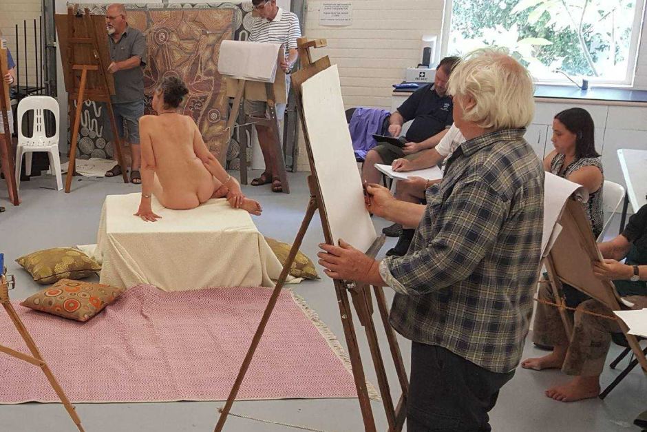 940x627 posing in life drawing class - Class Drawing