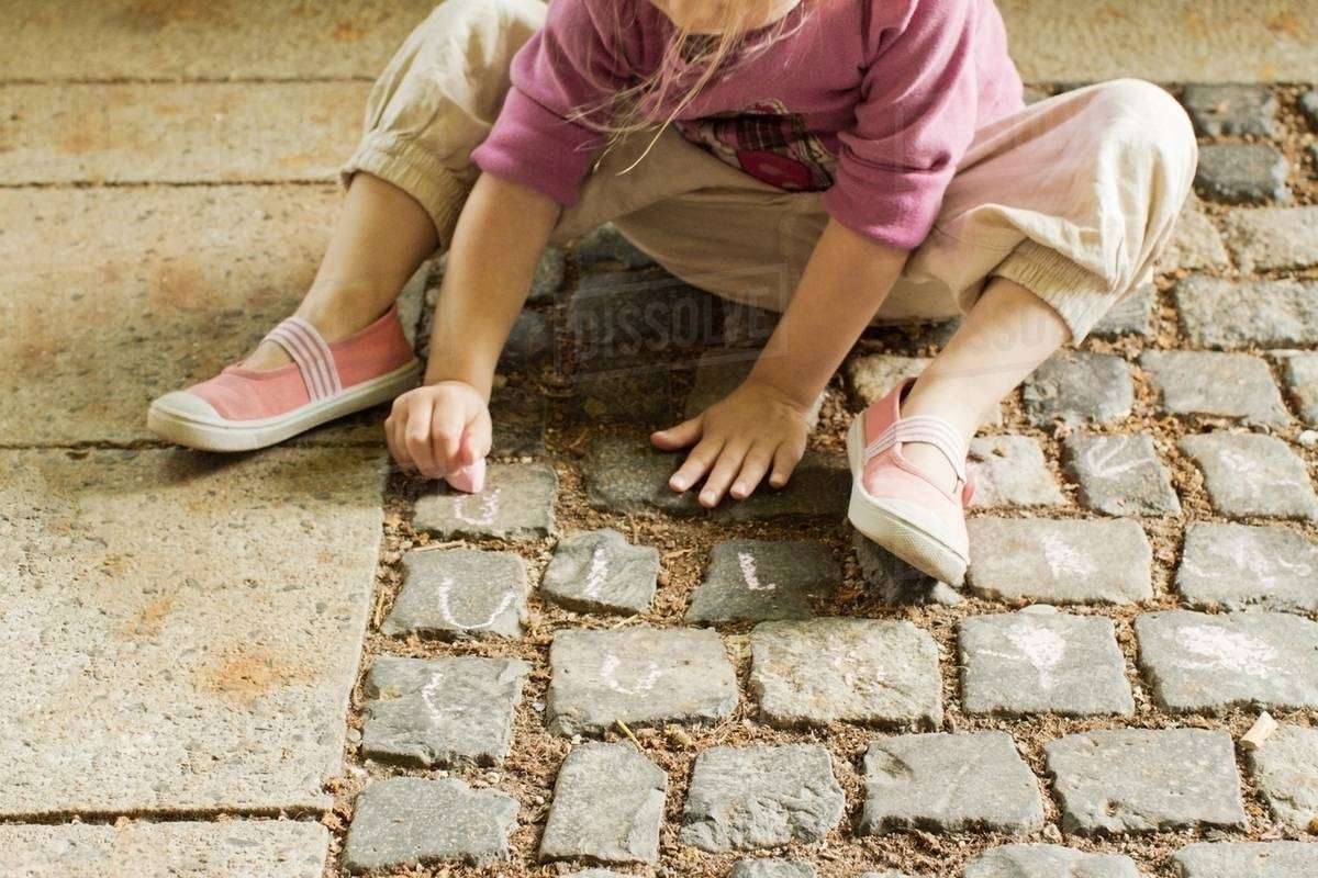 1200x800 Girl Drawing With Chalk On Cobblestone - Cobblestone Drawing