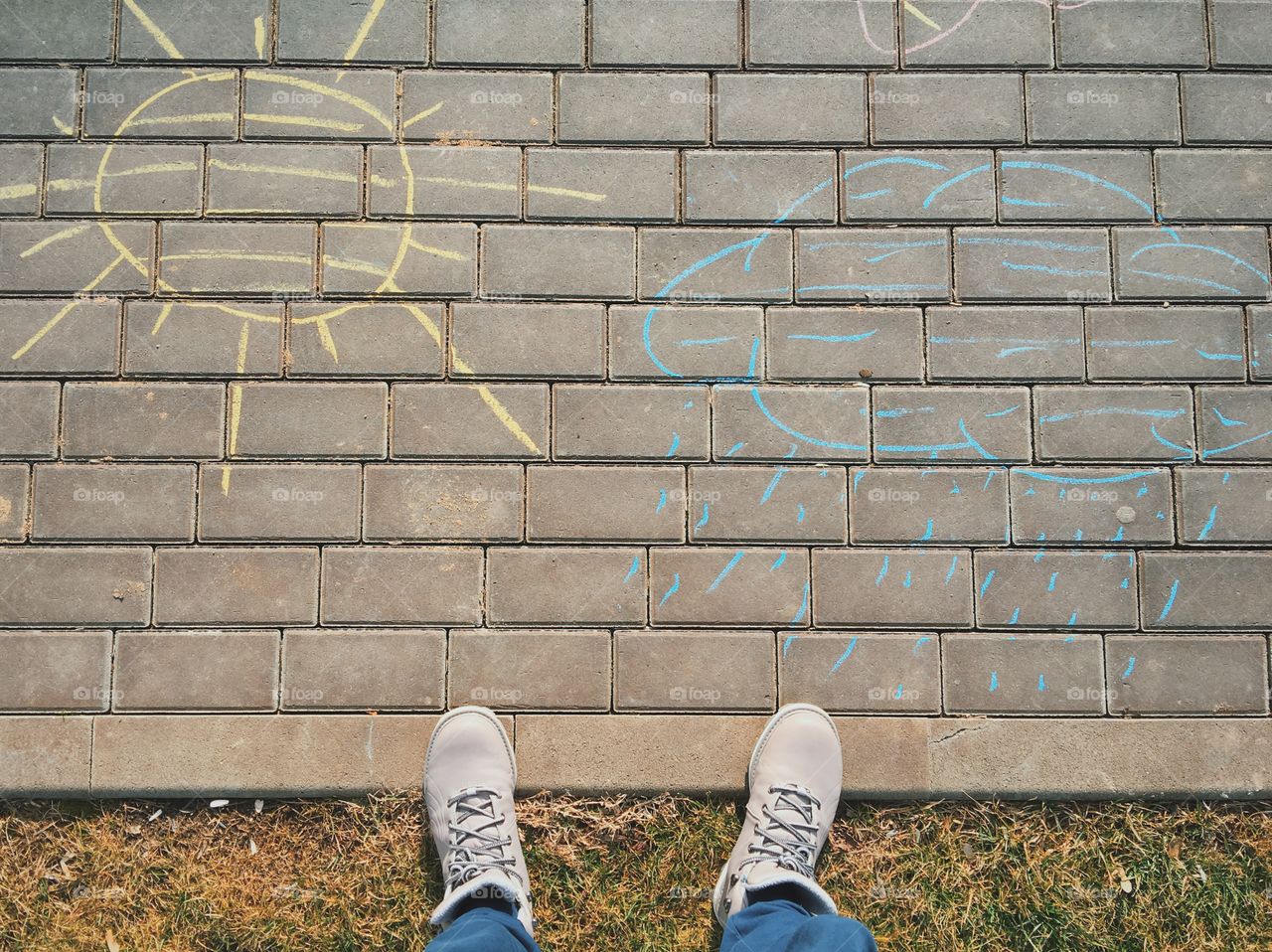 1280x958 Person's Feet And Drawing Of Concrete Sky On Bricks - Drawing Bricks