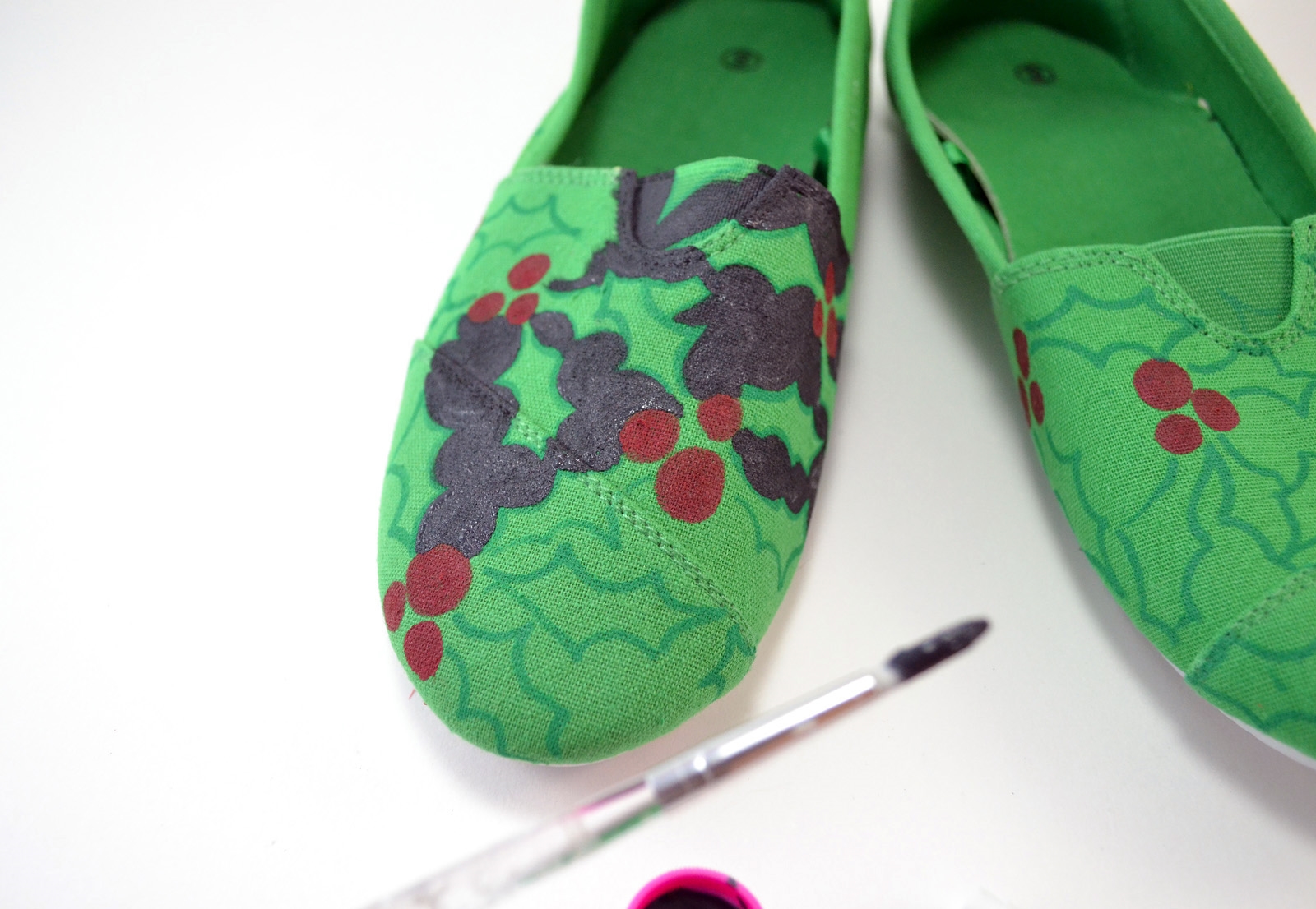 1600x1106 holly day painted leaf and berries slip on canvas ilovetocreate - Drawing Holly Leaves And Berries