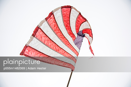 540x360 Plainpicture - Flag Blowing In The Wind Drawing