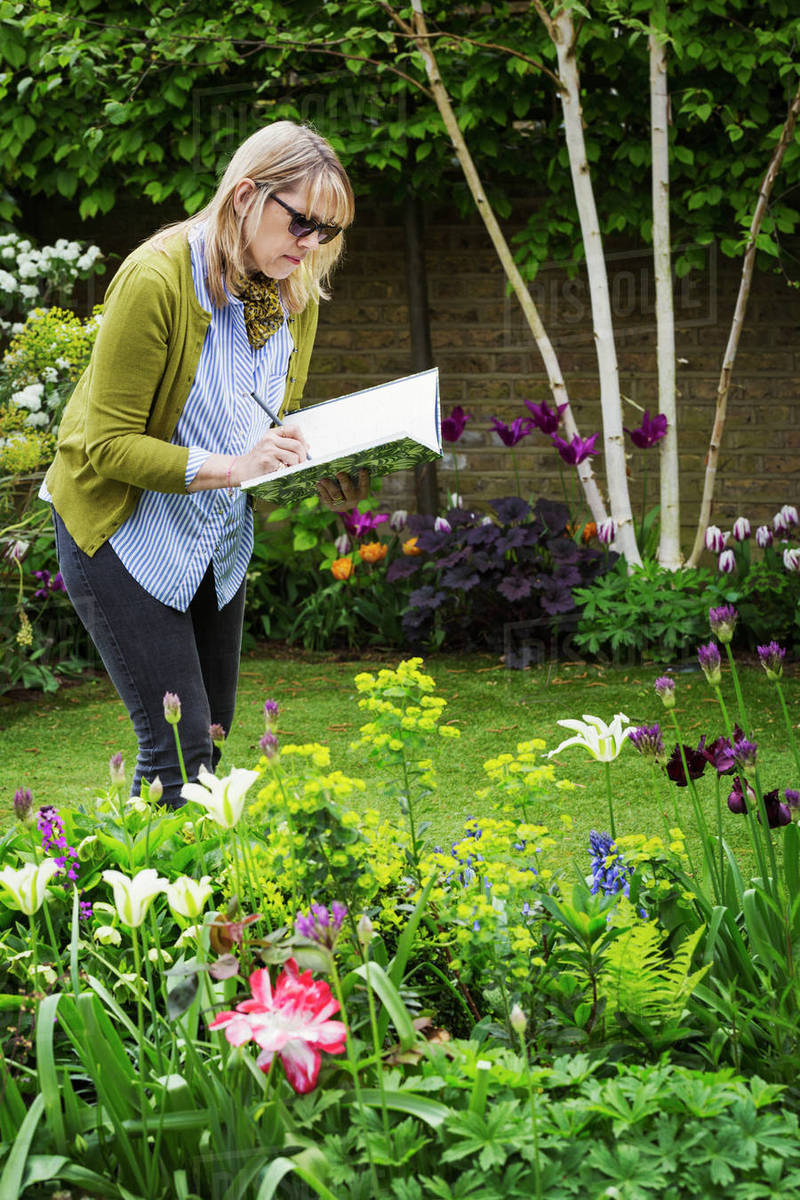 800x1200 Woman Wearing Sunglasses Standing In A Garden - Flower Bed Drawing
