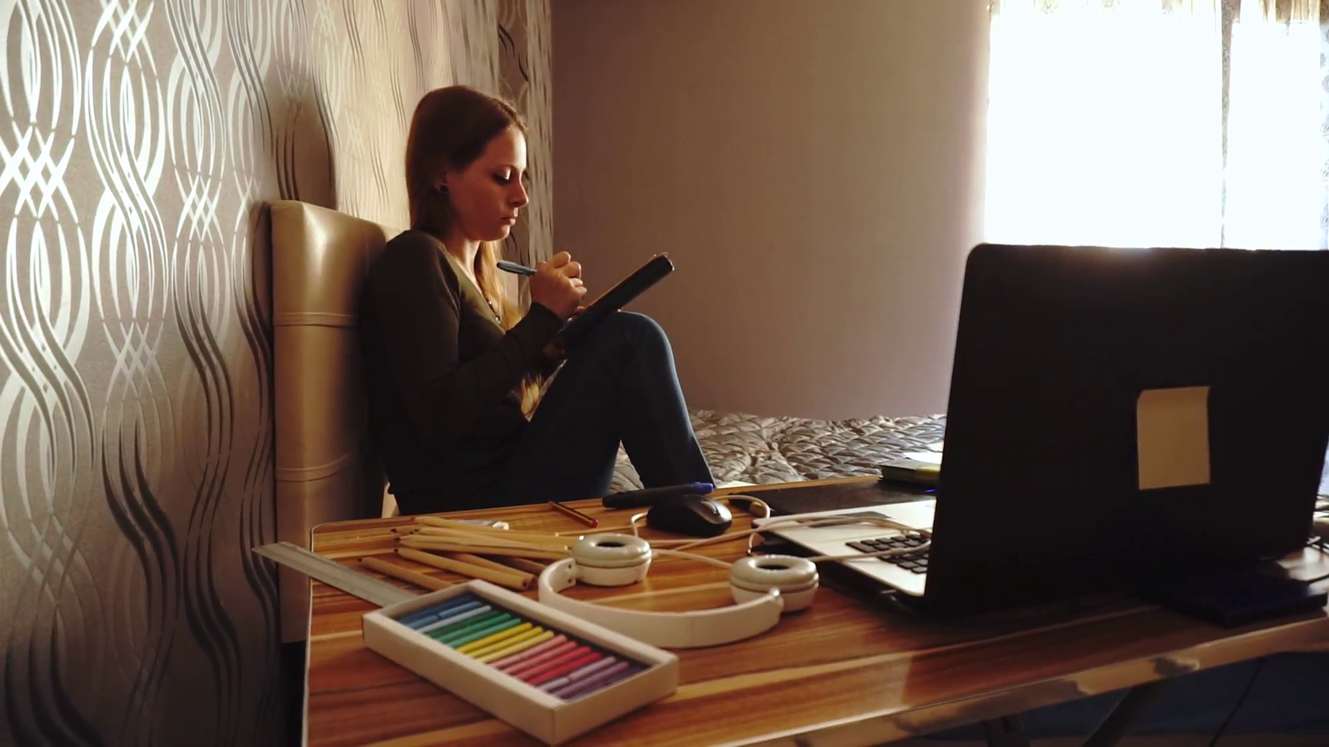 1920x1080 lifestyle young beautiful girl freelance artist designer - Freelance Drawing Artist