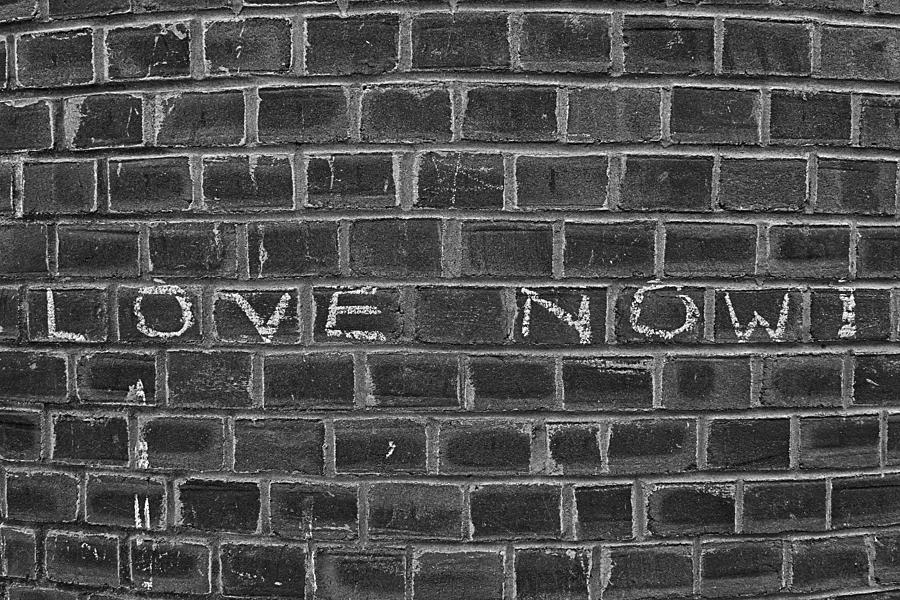 900x600 Graffiti On Curved Brick Wall Relief - Graffiti Brick Wall Drawing