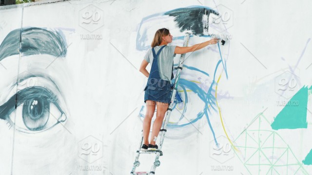 640x360 beautiful young blonde girl making graffiti of big eye - Graffiti Girl Drawing
