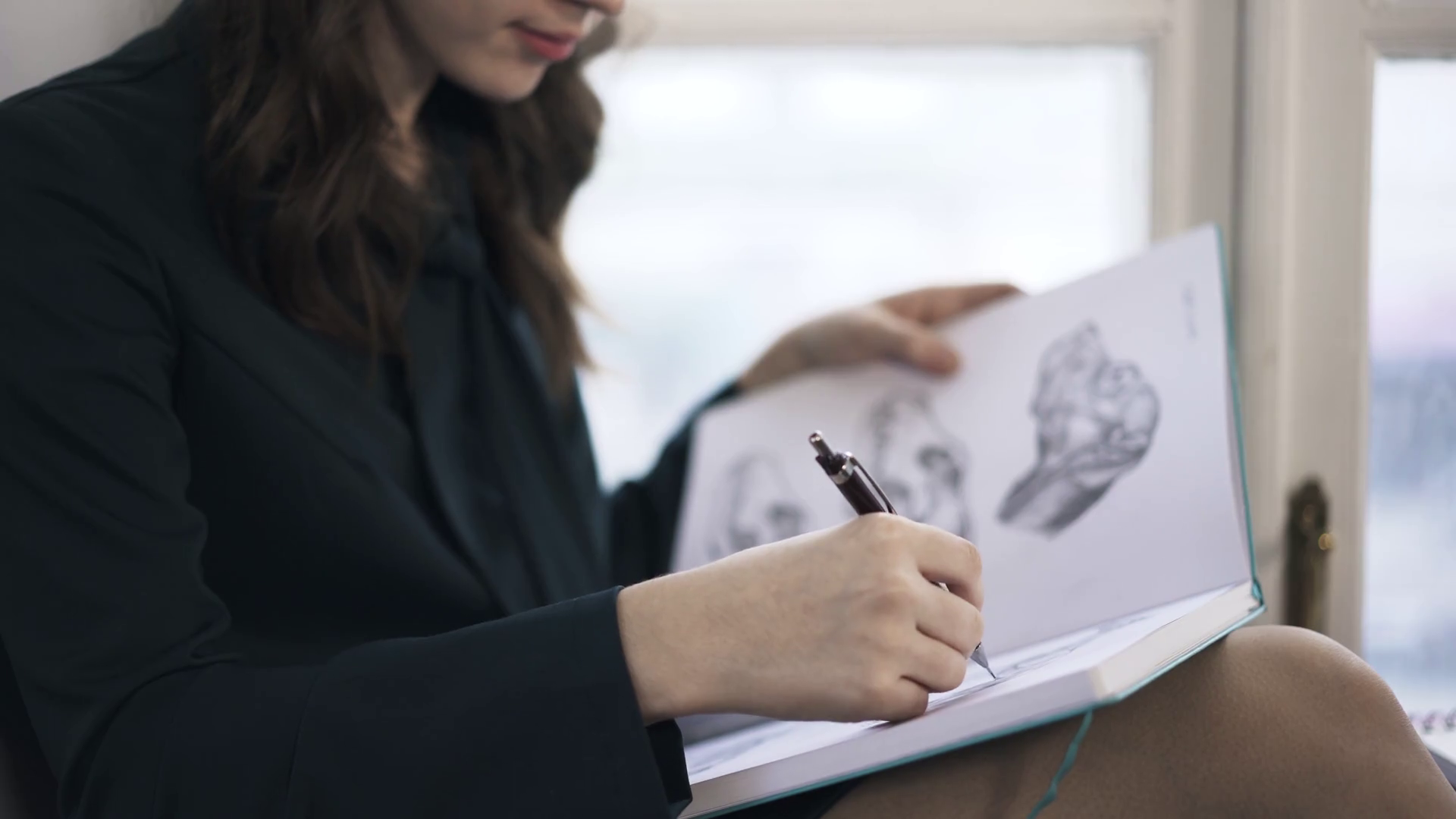 1920x1080 Young Woman S Hand Drawing A Dog In A Sketchbook With A Mechanical - Hand Drawing A Picture