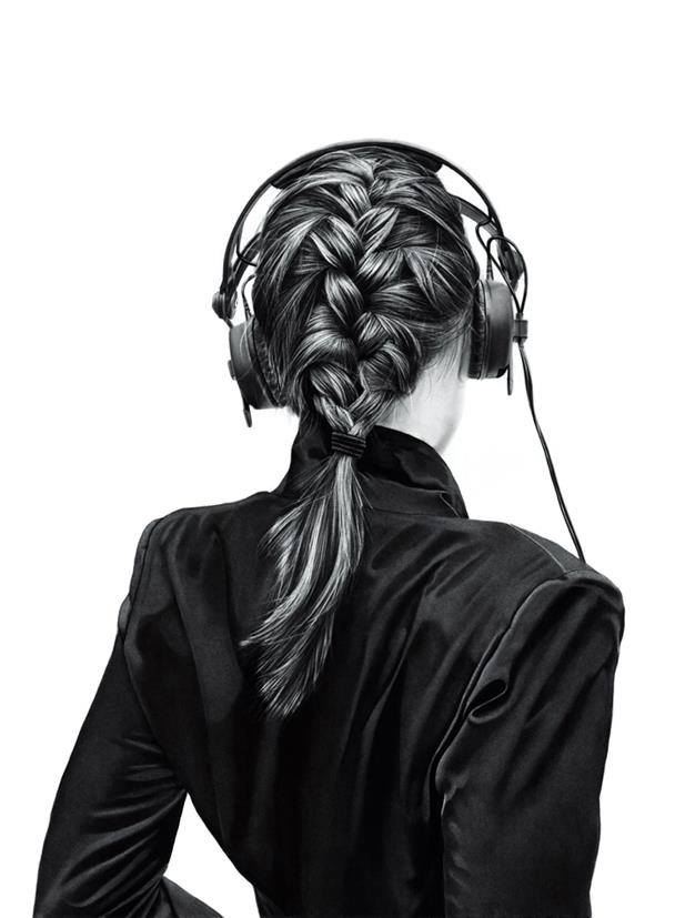 617x827 Girl With Headset Drawing - Headset Drawing
