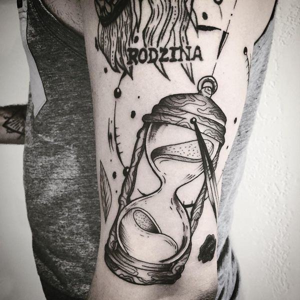 600x600 Timeless Hourglass Tattoos And Their Meanings - Hourglass Tattoo Drawing