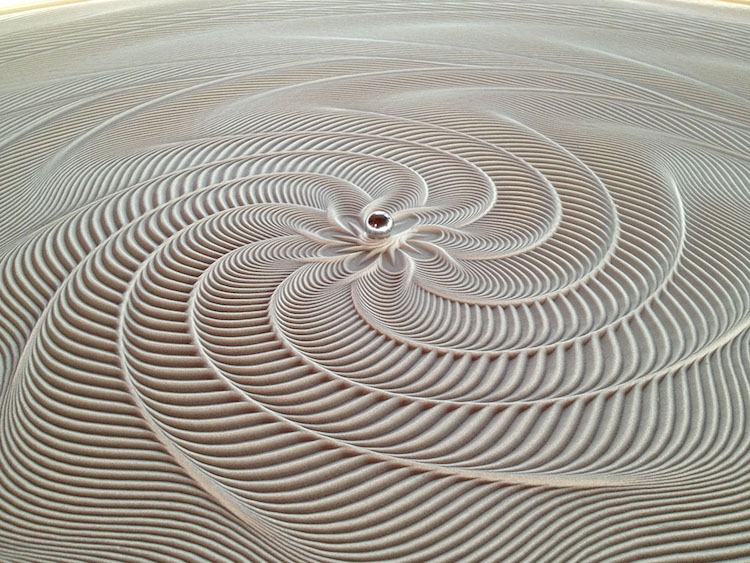 750x563 New Kinetic Art Tables Draw Hypnotic Designs In Sand - Kinetic Drawing