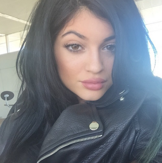 664x667 kylie jenner spends minutes drawing on her lips stylecaster - Kylie Jenner Drawing