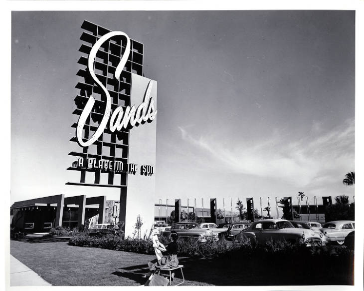 730x583 Photograph Of A Woman Drawing In Front Of The Sands Hotel - Las Vegas Skyline Drawing