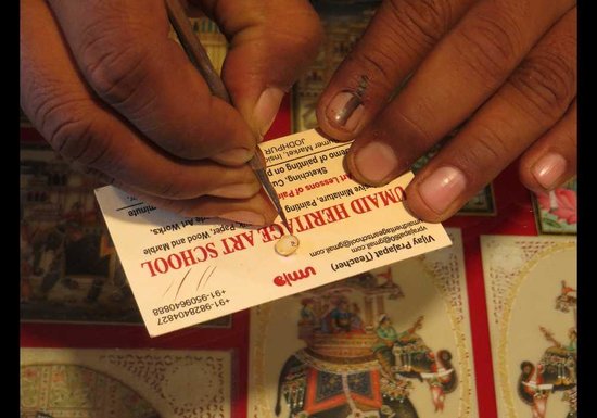 550x385 The Artist Drawing An Elephant On A Lentil - Lentil Drawing