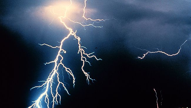 650x366 Men Versus Women Whom Does Lightning Strike More Often - Lightning Strike Drawing