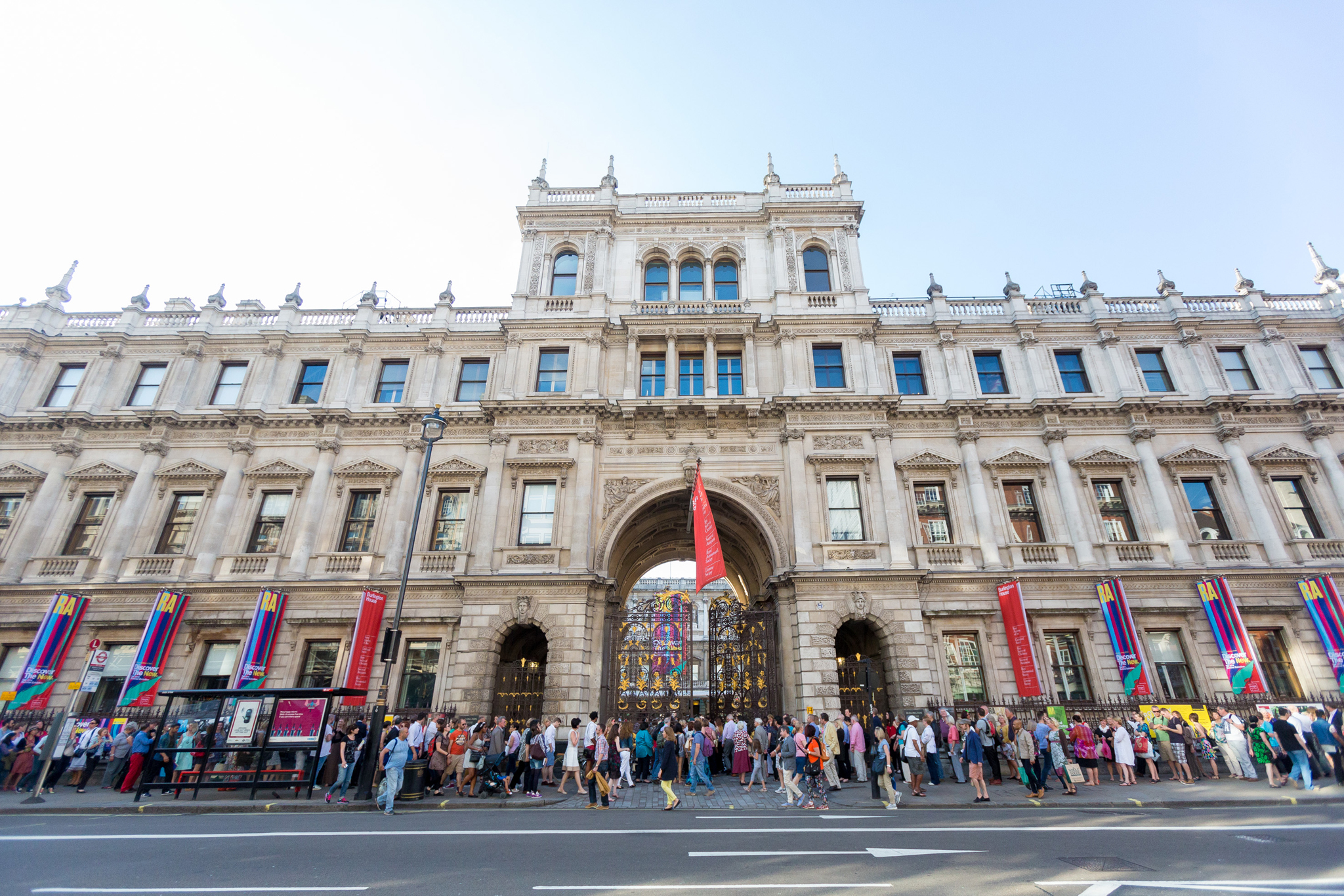 Royal academy of arts. Королевская Академия художеств Пикадилли. Королевская Академия в Лондоне. Королевская Академия художеств в Англии. Берлингтон Хаус.