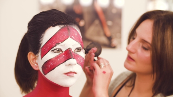 590x332 The Makeup Artist Drawing The Outline Of The Eyes - Makeup Artist Drawing