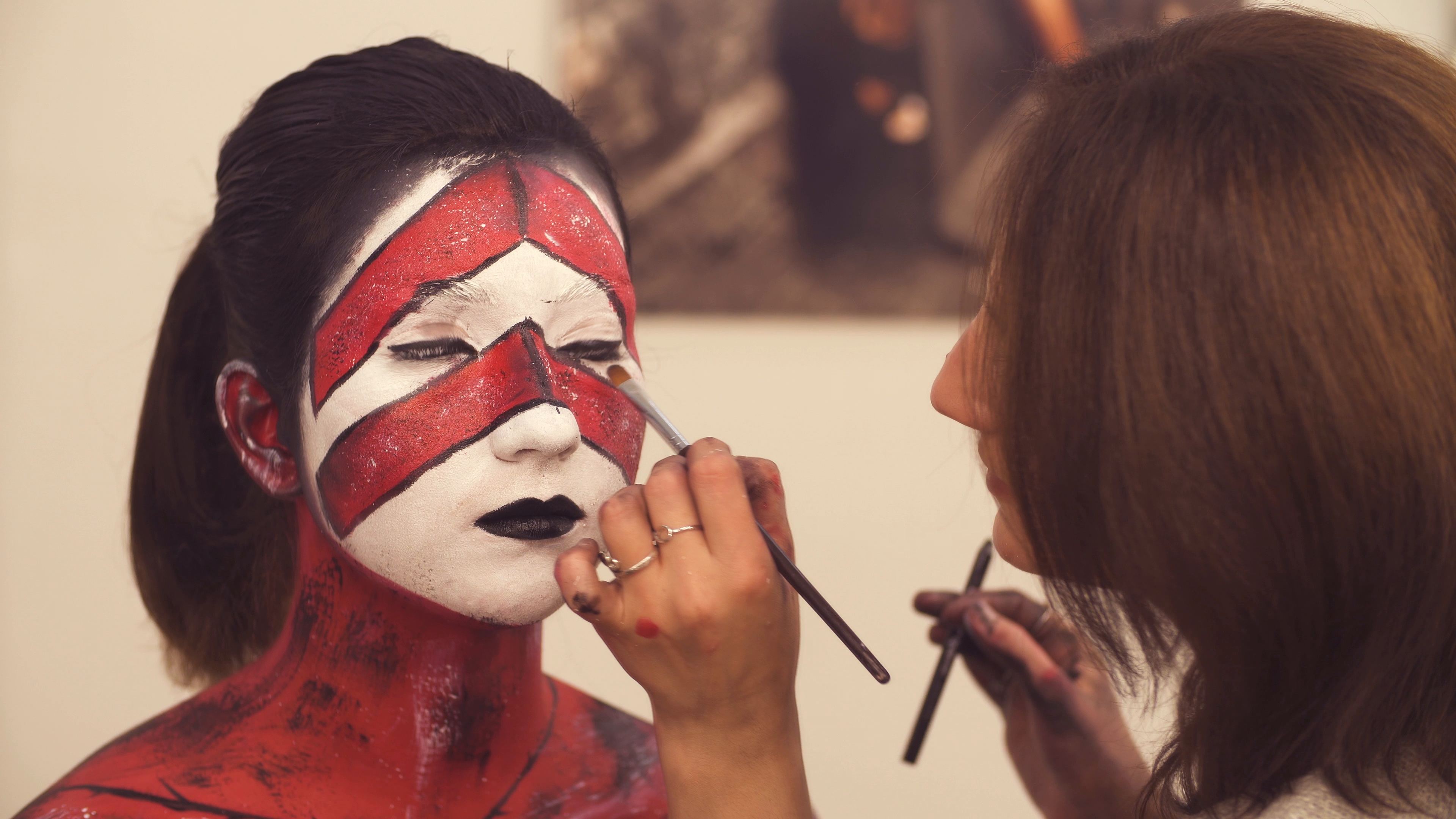 3840x2160 The Makeup Artist Drawing The Outline Of The Eyes Video - Makeup Artist Drawing