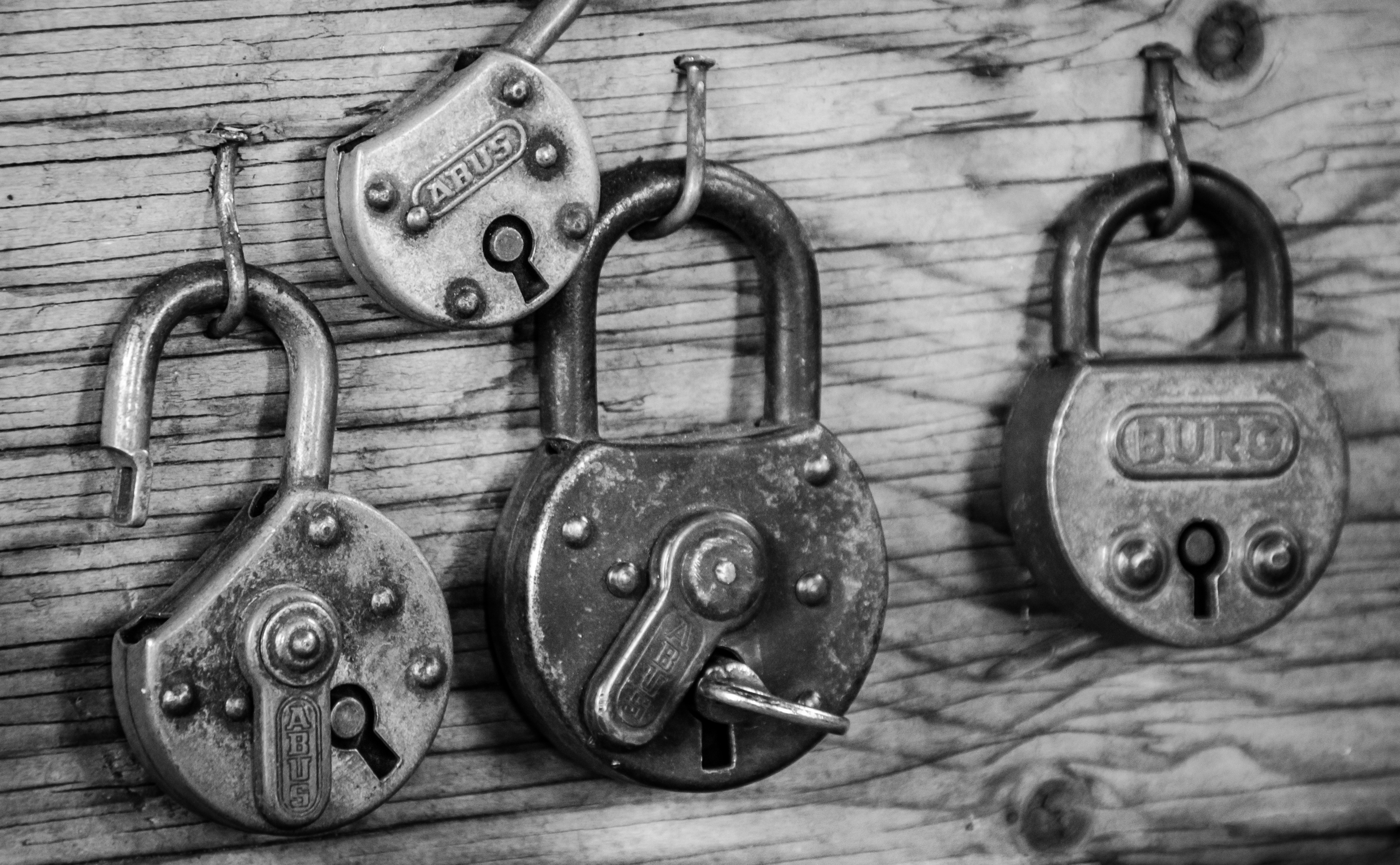3667x2266 Free Images Grungy, Black And White, Vintage, Barn, Shed, Steel - Padlock Drawing