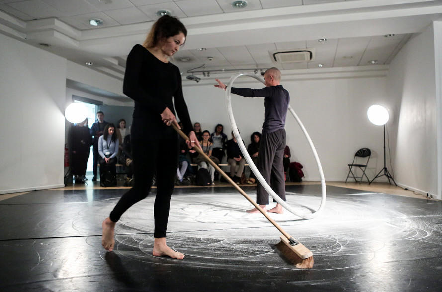 889x587 drawin - Performance Drawing