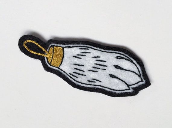 570x427 Hand Embroidered Patch, Lucky Rabbit's Foot, White Gold Wool - Rabbit Foot Drawing