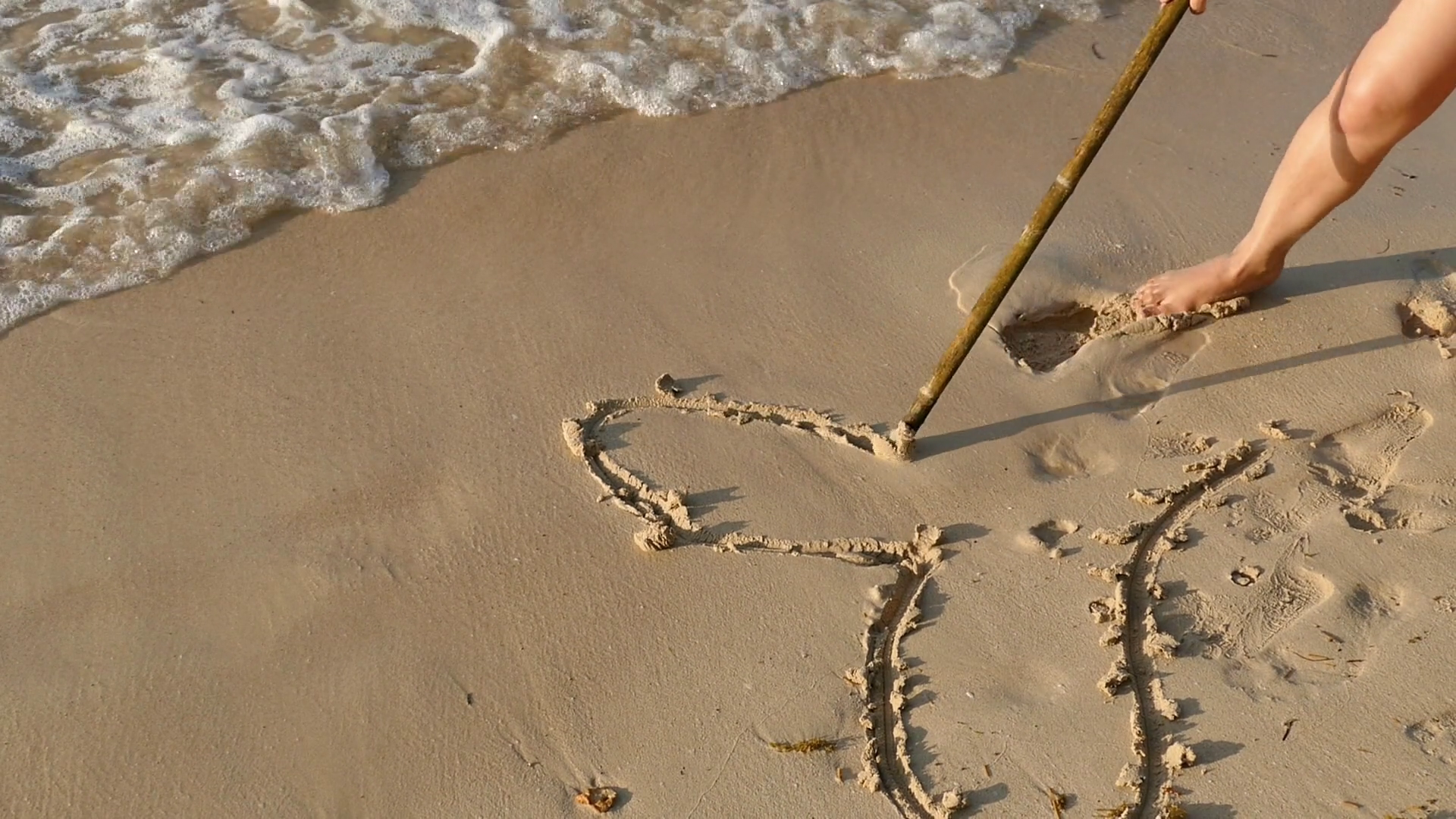 1920x1080 Woman Drawing Heart In The Sand At The Beach Stock Video Footage - Sand Drawing