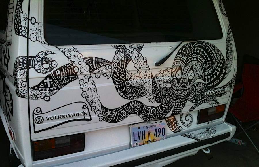 900x583 neighbors create amazing sharpie drawings on car - Sharpie Drawings