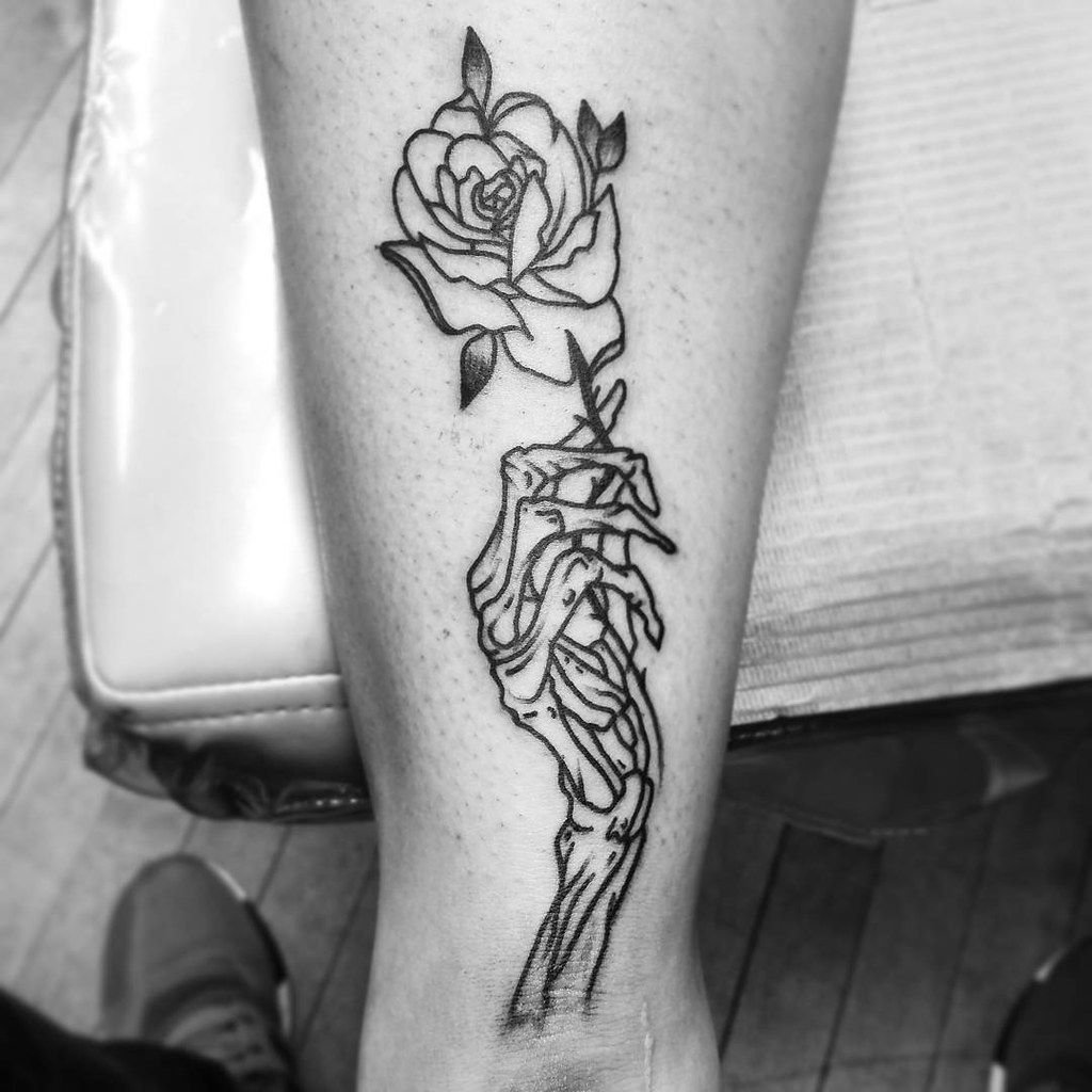 Skull Hand Holding Rose Drawing ~ Hand Skeleton Rose Holding Tattoo ...