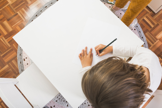 626x417 Girl Drawing On Small Table Photo Free Download - Small Table Drawing