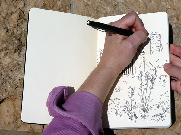 600x450 Family Sketching - Someone Drawing