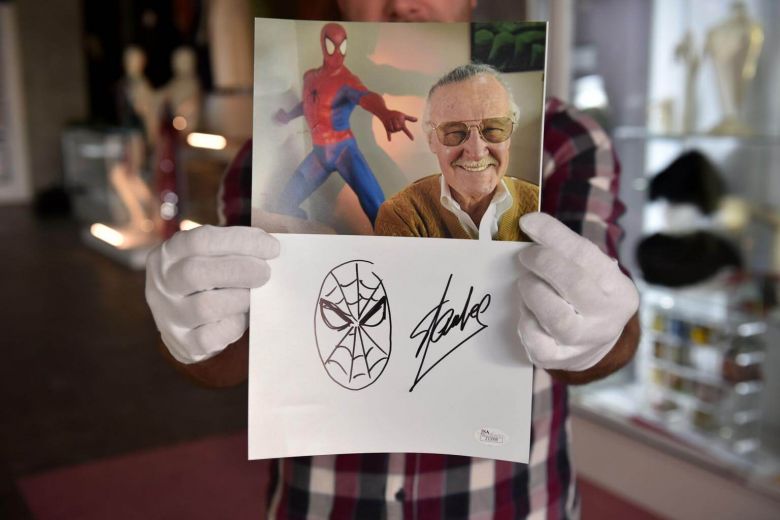 780x520 fans get creative in paying tribute to comic book legend stan lee - Stan Lee Drawing Spiderman