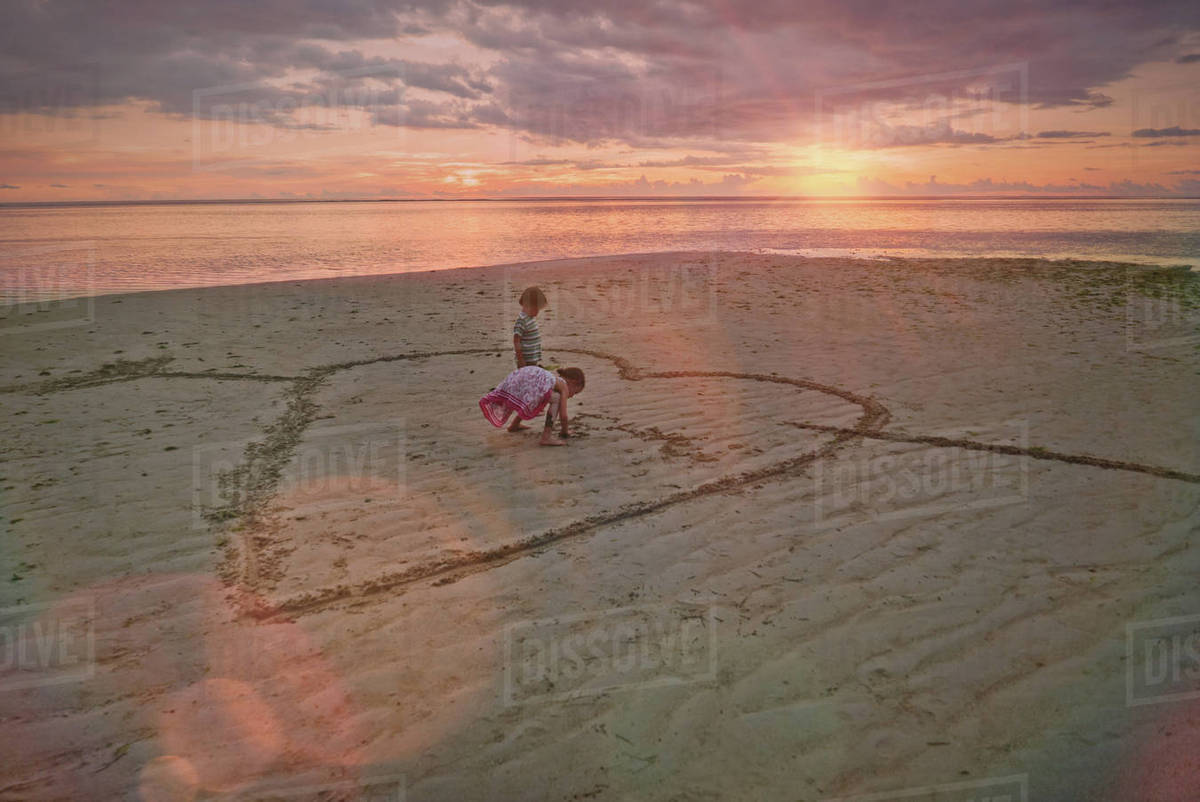 1200x802 Boy And Girl Brother And Sister Drawing Heart Shape In Sand - Sunset Drawing Images