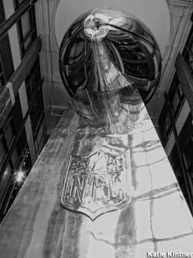 280x373 Green Bay, Wi - Super Bowl Trophy Drawing