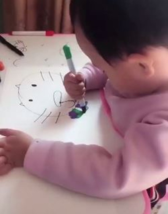550x700 talented toddler draws cartoons and it's the best thing we've - Toddler Drawing