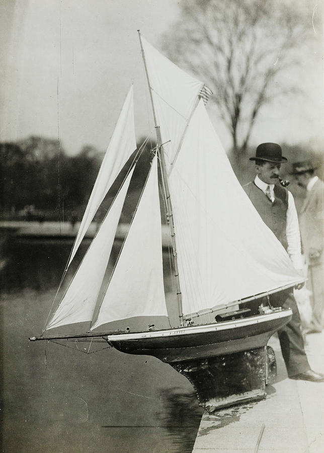 644x900 toy boat in a pond in central park, new york city drawing - Toy Boat Drawing