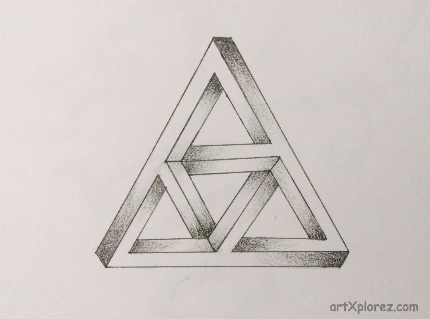 Рисунок 1 10 треугольник. Треугольник Пенроуза Эшер. Геометрические рисунки. Странные геометрические фигуры. Несуществующие геометрические фигуры.