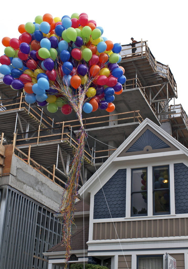 716x1024 in downtown portland, lawyer re creates 'up' with lots of balloons - Up Movie House Drawing