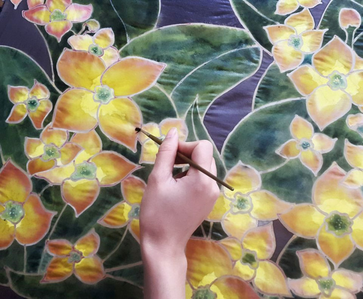 730x601 Silk Painting With Natural Dyes - Watercolor Silk Painting