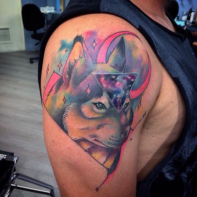 640x640 Unique Watercolor Wolf Tattoo On Man Right Shoulder - Watercolor Wolf Tattoo