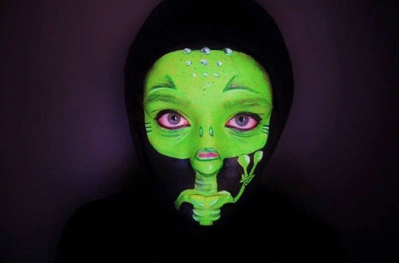 800x529 There's Something Very Unusual About This Painting Of An Alien - Alien Painting