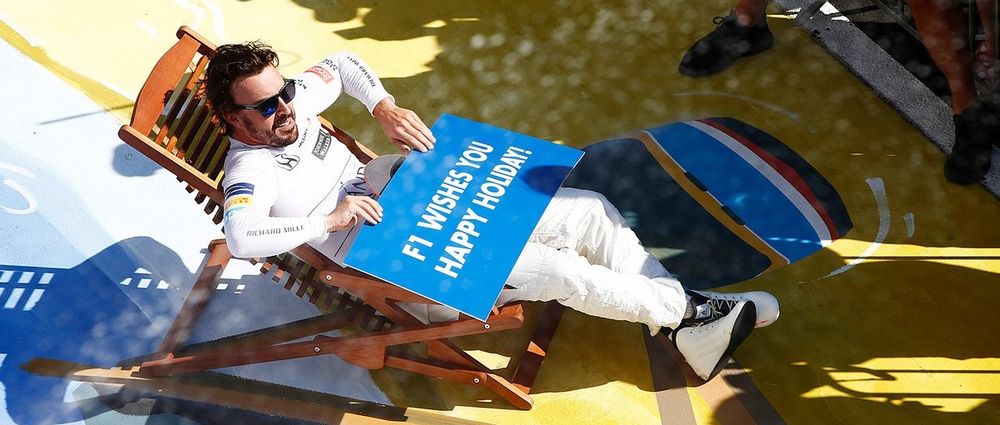 1000x425 Alonso Watches F1 Podium From Deckchair, Next To A Painting Of His - Alonso Painting