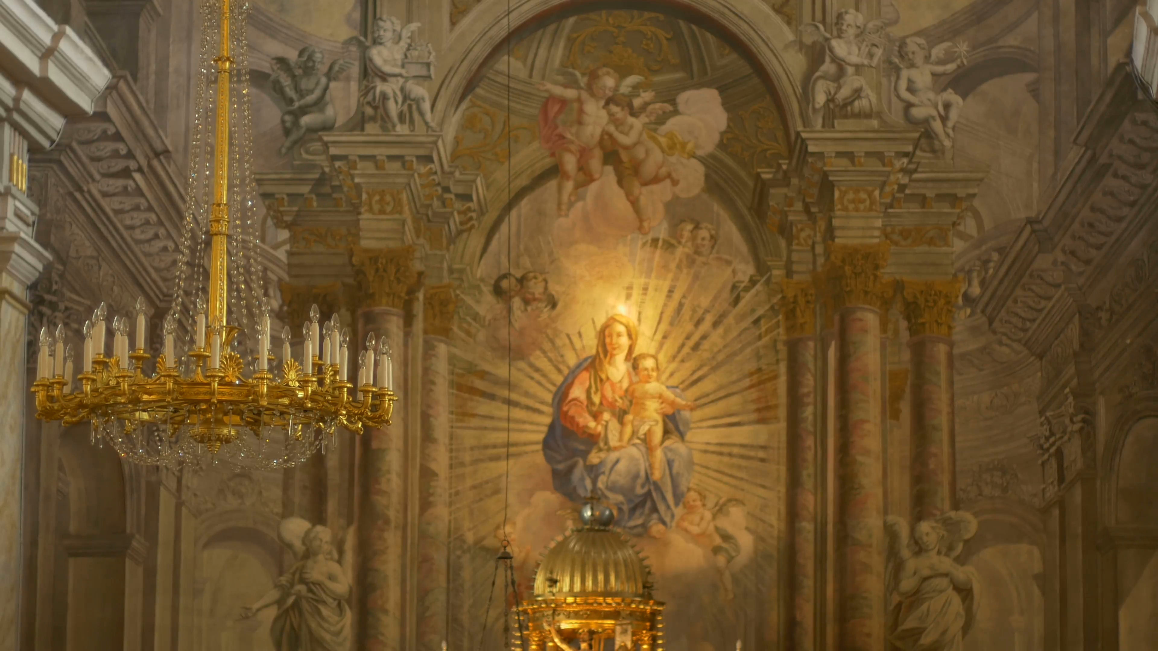 3840x2160 Switching Focus From A Gilded Large Chandelier To A A Baroque - Altar Painting