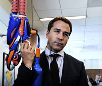 200x170 Entourage Season 6, Episode 11 12 Review - Ari Gold Paintball Painting