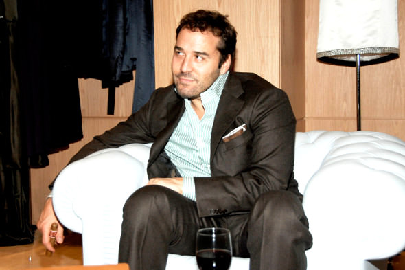 590x393 What People Drink Cast Of Entourage - Ari Gold Painting