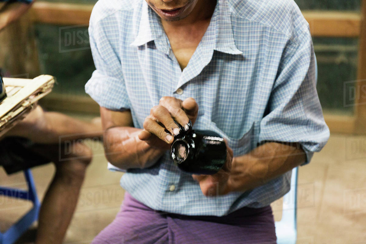 1200x800 Asian Artisan Painting Traditional Design In Workshop - Artisan Painting